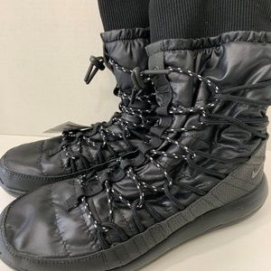 Nike Womens size 9 Black Nylon Lace Boots Shoes